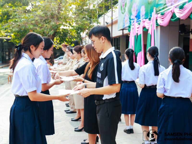 พิธีมอบเกียรติบัตรและเข็มสภานักเรียน แก่นักเรียนที่ผ่านการอบรมกิจกรรมค่ายเพาะต้นกล้าผู้นำสภานักเรียนปีการศึกษา 2568  วันจันทร์ที่ 10 พฤศจิกายน 2568
