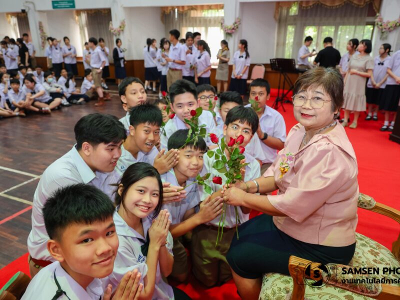 ร้อยรัก ร้อยดวงใจ มุทิตาจิตคุณครูผ่องศรี เงินมูล ด้วยรักและเคราพเนื่องในโอกาสเกษียณอายุราชการ ปีการศึกษา 2569 โรงเรียนสามเสนวิทยาลัย ระดับชั้น ม.2 วันพุธที่ 9 กันยายน 2569
